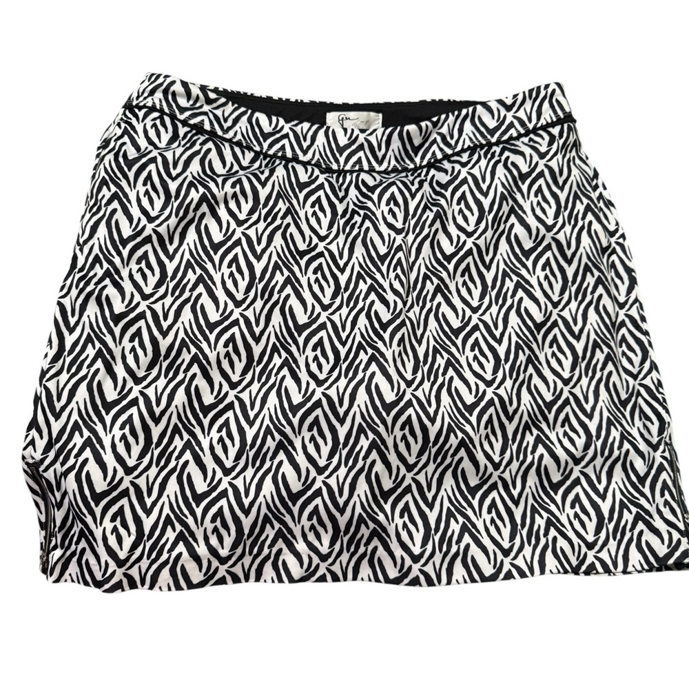 B86 Golf Stylish Black and White Patterned Skort